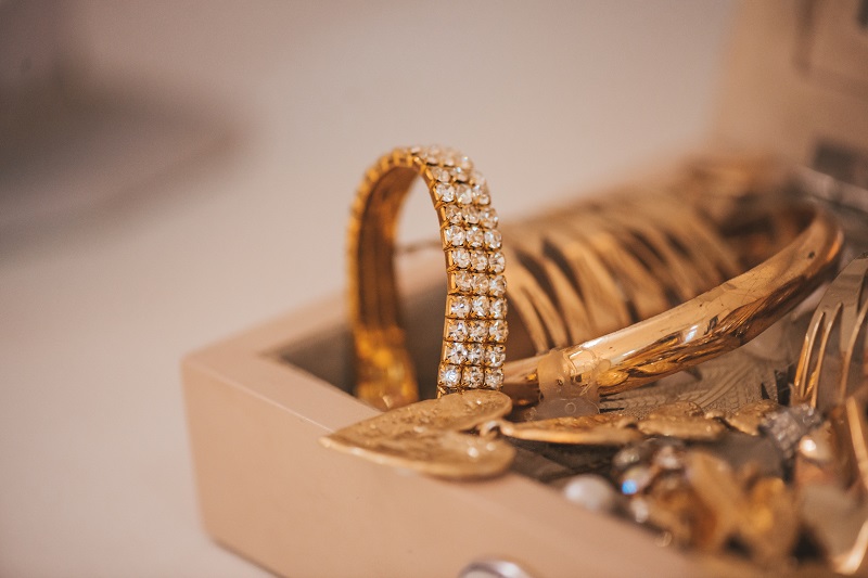 Stylowa szkatułka na biżuterię – pomysł na prezent dla każdej kobiety